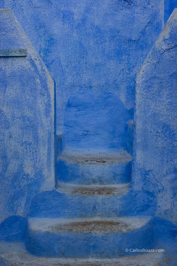Escaleras de tonos azules - Serie Ciudad Azuñ