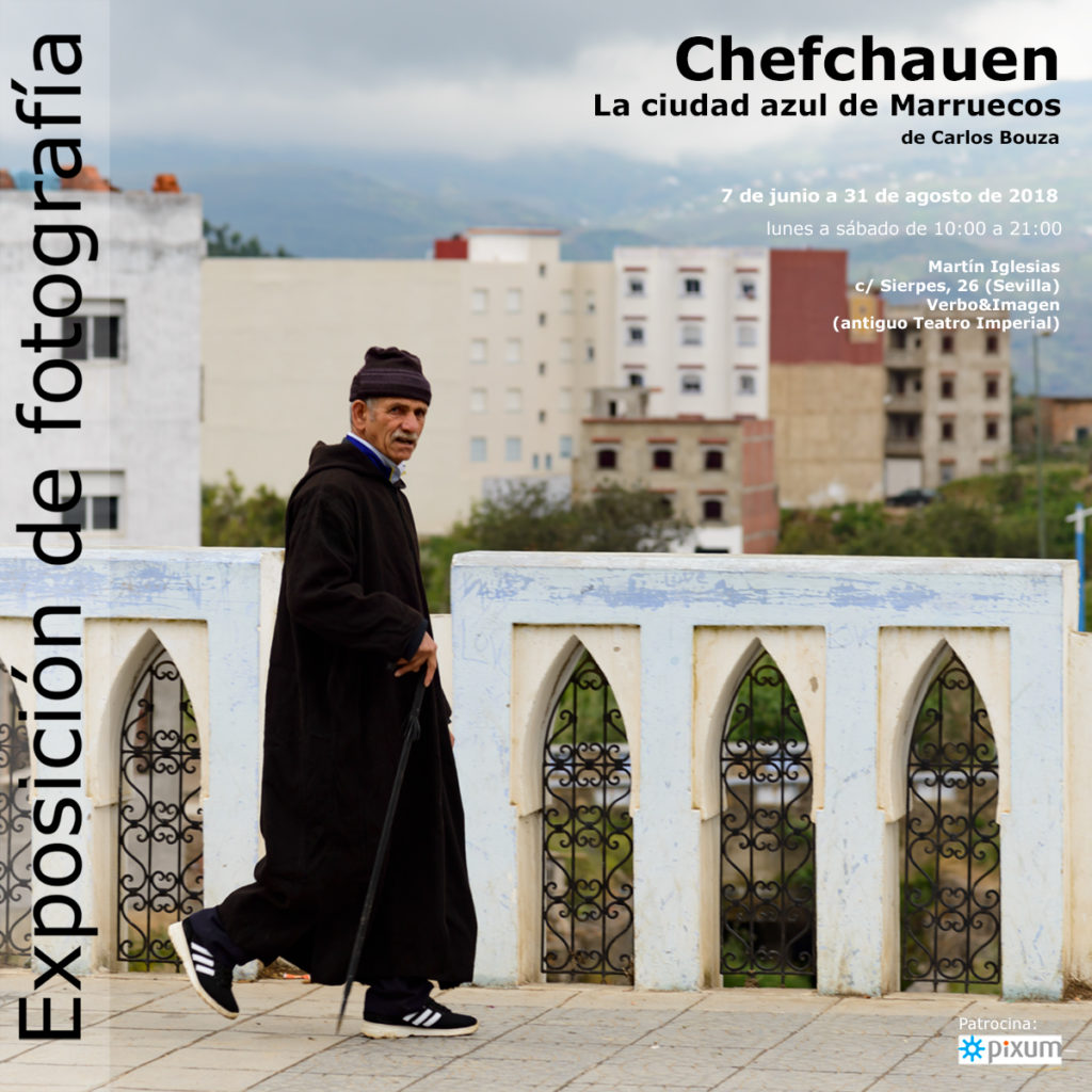 Cartel de la exposición de fotografía "Chefchauen. La ciudad azul de Marruecos" en la librería Verbo-Martín Iglesias de Sevilla